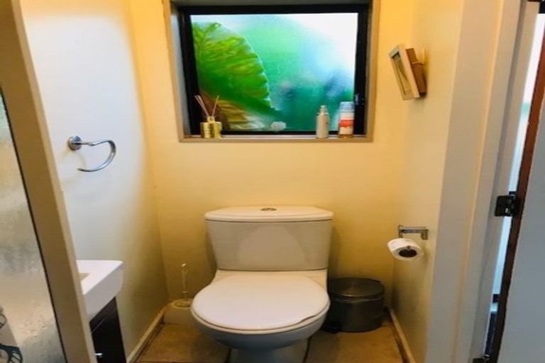 Photo of property in 2/2 Deverell Place, Northcross, Auckland, 0632