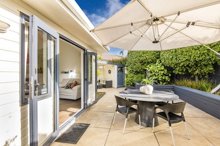 Photo of property in 24 Niccol Avenue, Narrow Neck, Auckland, 0624