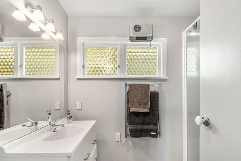 Photo of property in 104 Stewart Drive, Newlands, Wellington, 6037