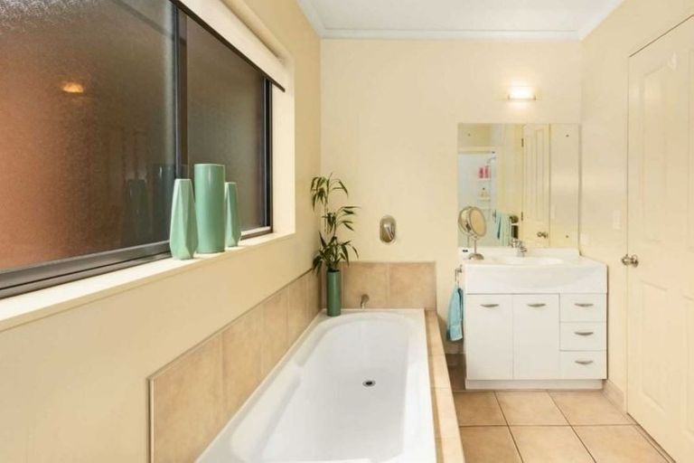 Photo of property in 17 Sams Way, Raumati South, Paraparaumu, 5032