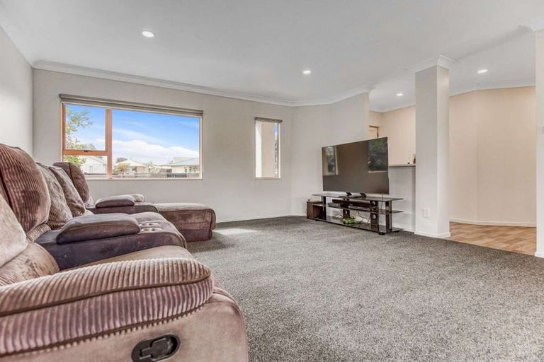 Photo of property in 13 Brookesmith Drive, Waiuku, 2123