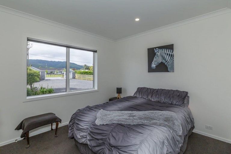 Photo of property in 33 Wakefield Road, Levin, 5571