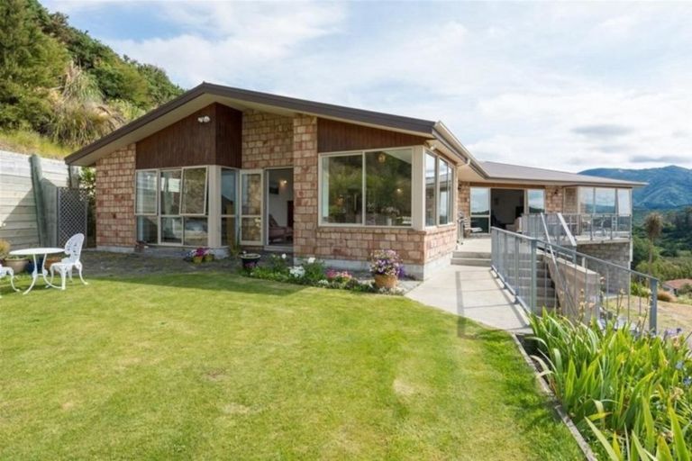 Photo of property in 28a Moana View Road, Waikawa, Picton, 7220
