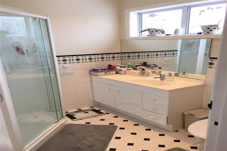 Photo of property in 5 Bowes Crescent, Strathmore Park, Wellington, 6022