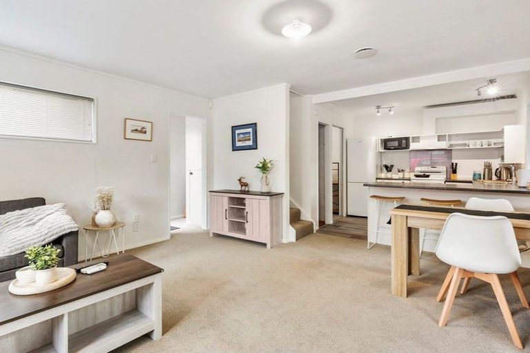 Photo of property in 4/163 Queens Drive, Lyall Bay, Wellington, 6022