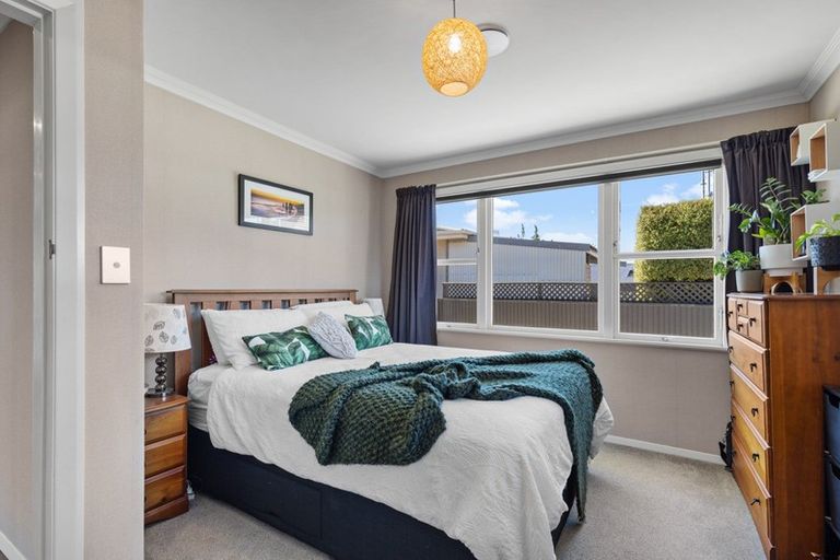 Photo of property in 2 Anzio Place, Awapuni, Palmerston North, 4412