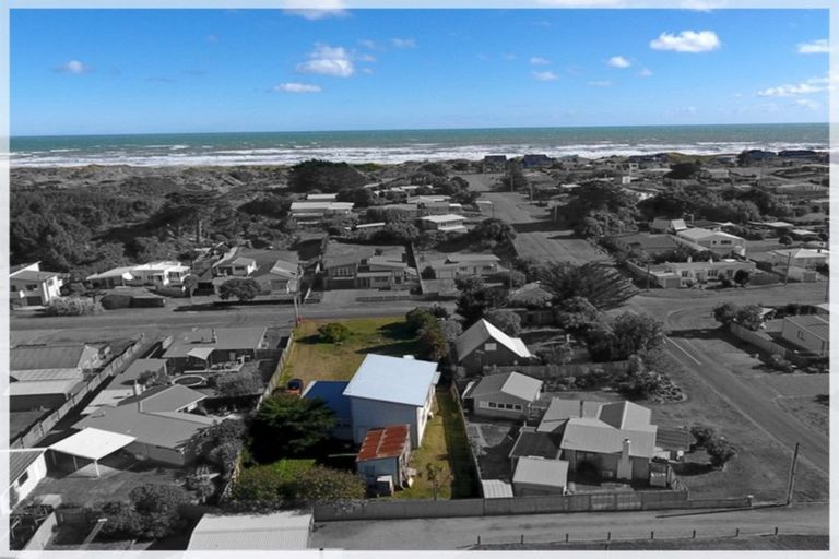 Photo of property in 13 Signal Street, Foxton Beach, Foxton, 4815