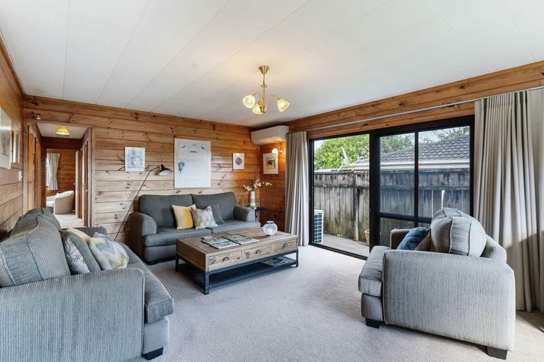 Photo of property in 2/22 Minaret Drive, Bucklands Beach, Auckland, 2014