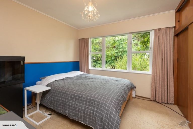 Photo of property in 26 Bellringer Crescent, Newlands, Wellington, 6037