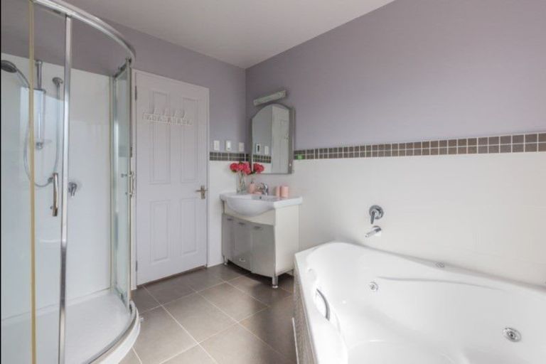 Photo of property in 12 Catlins Place, Fairview Heights, Auckland, 0632