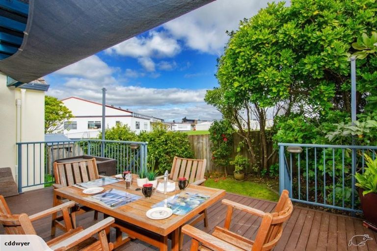 Photo of property in 2/9 Miri Road, Rothesay Bay, Auckland, 0630