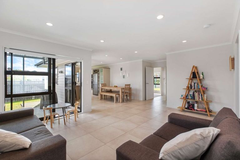 Photo of property in 20 Scotsmoor Drive, Wattle Downs, Auckland, 2103