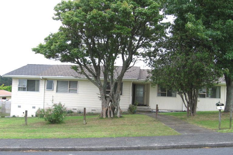 Photo of property in 1/2 Pavola Grove, Glenfield, Auckland, 0629