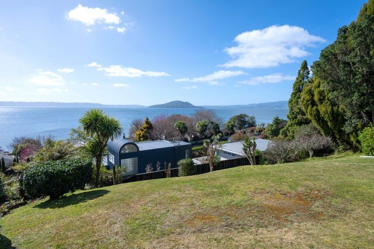 Photo of property in 26 Tupara Crescent, Kawaha Point, Rotorua, 3010