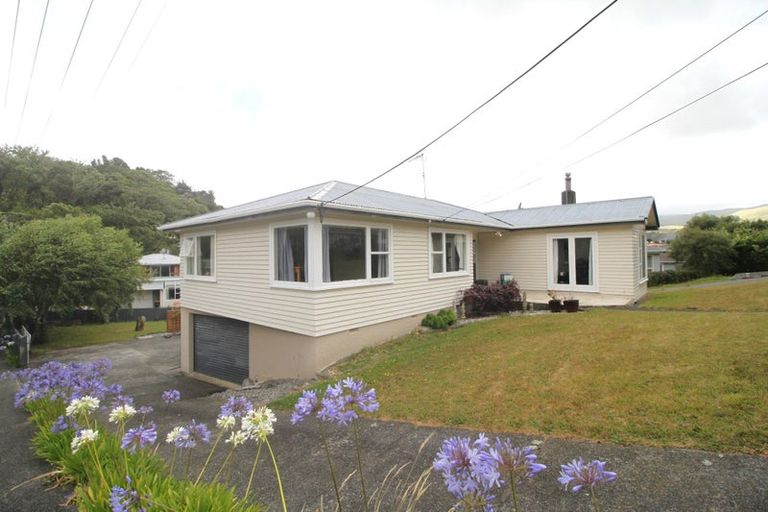 Photo of property in 38 Larsen Crescent, Tawa, Wellington, 5028