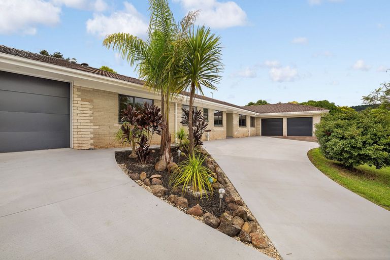 Photo of property in 15 Redmount Place, Red Hill, Papakura, 2110