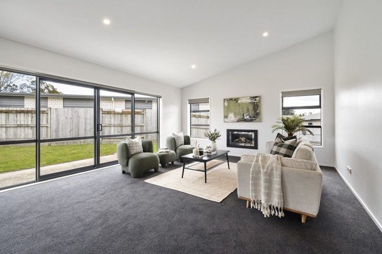 Photo of property in 11 Coutts Way, Fitzherbert, Palmerston North, 4410