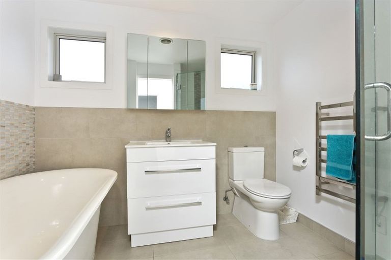 Photo of property in 100 Kowhai Road, Campbells Bay, Auckland, 0630