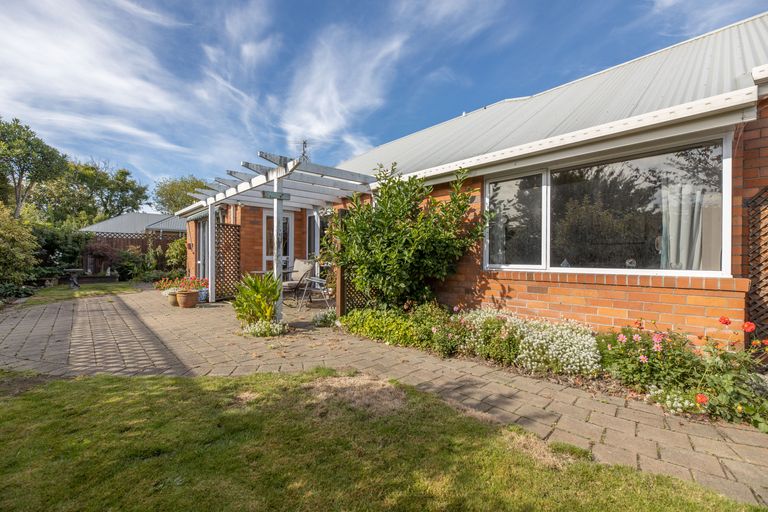 Photo of property in 2 Pentavon Lane, Avonhead, Christchurch, 8042