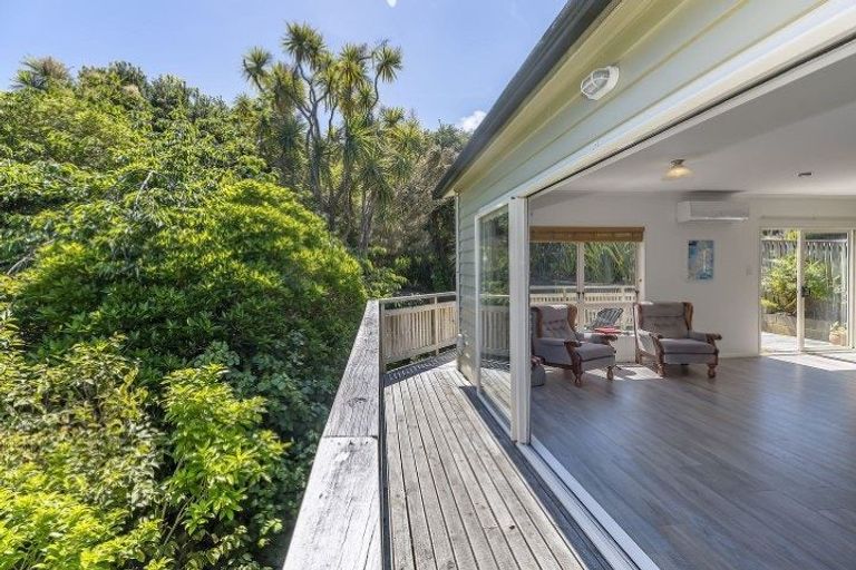 Photo of property in 2 Corlett Road, Plimmerton, Porirua, 5026