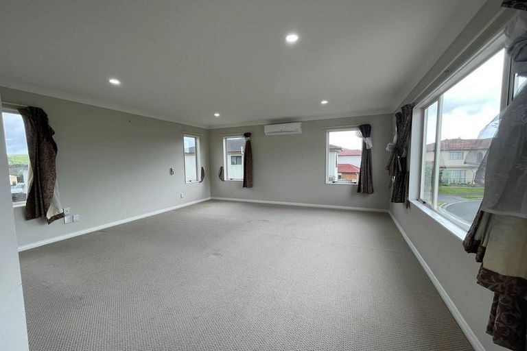 Photo of property in 32 Kaseng Place, East Tamaki Heights, Auckland, 2016