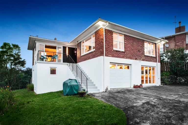 Photo of property in 8 Fairmount Road, Titirangi, Auckland, 0604