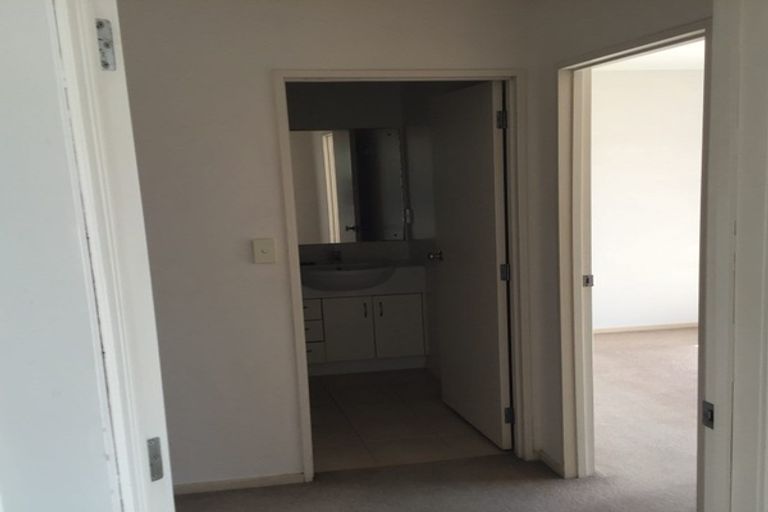 Photo of property in 1d/20 Ian Marwick Place, Birkenhead, Auckland, 0626