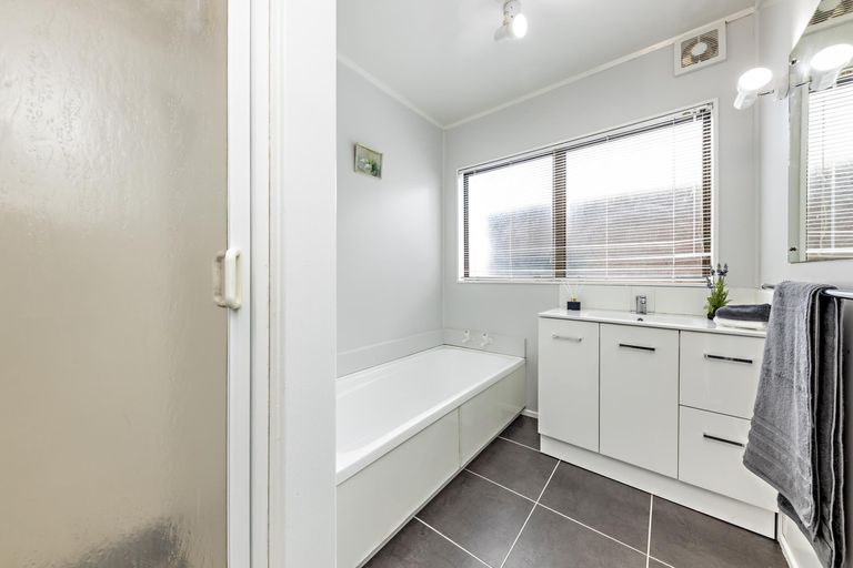 Photo of property in 2/80 Glengarry Road, Glen Eden, Auckland, 0602