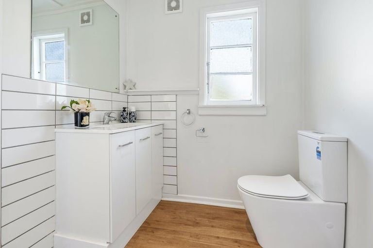 Photo of property in 14 Atkinson Road, Titirangi, Auckland, 0604