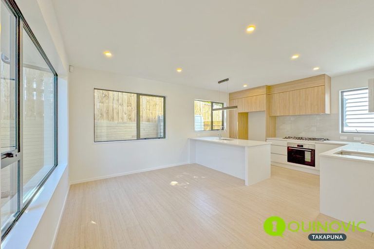 Photo of property in 7c Buisson Glade, West Harbour, Auckland, 0618