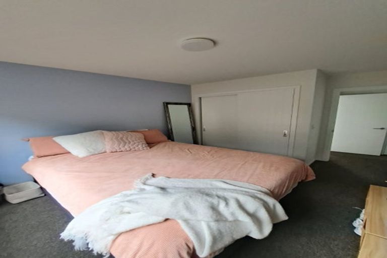 Photo of property in 16 Piper Way, Newlands, Wellington, 6037