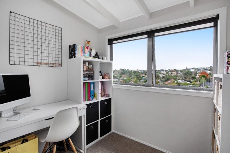 Photo of property in 2/11 Limmer Place, Browns Bay, Auckland, 0632