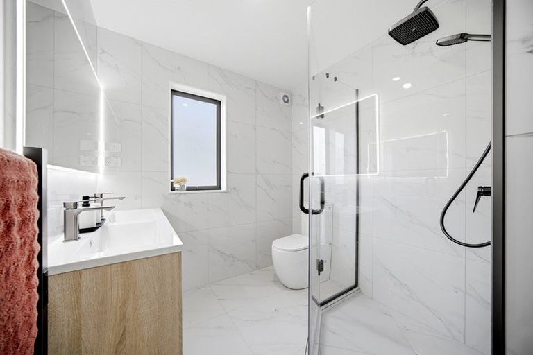 Photo of property in 10 Tusac Place, Totara Vale, Auckland, 0627
