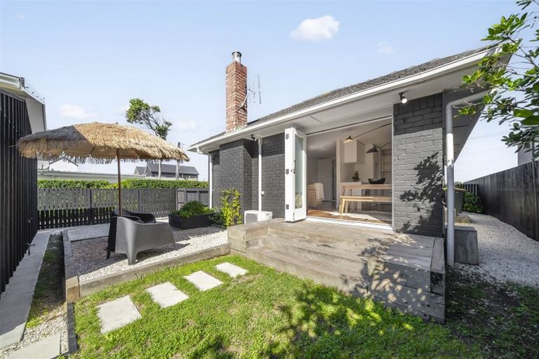 Photo of property in 17 Karamu Street, Te Atatu Peninsula, Auckland, 0610