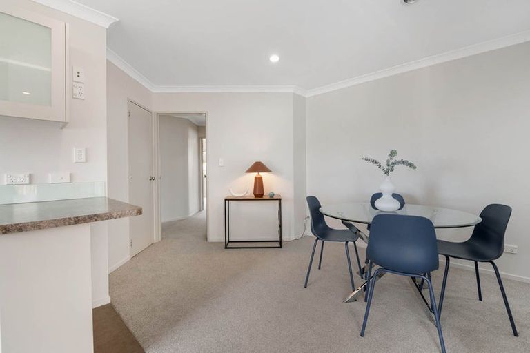 Photo of property in 2/8a Target Road, Totara Vale, Auckland, 0629