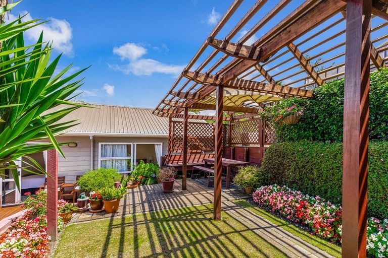 Photo of property in 17 Da Vinci Place, West Harbour, Auckland, 0618