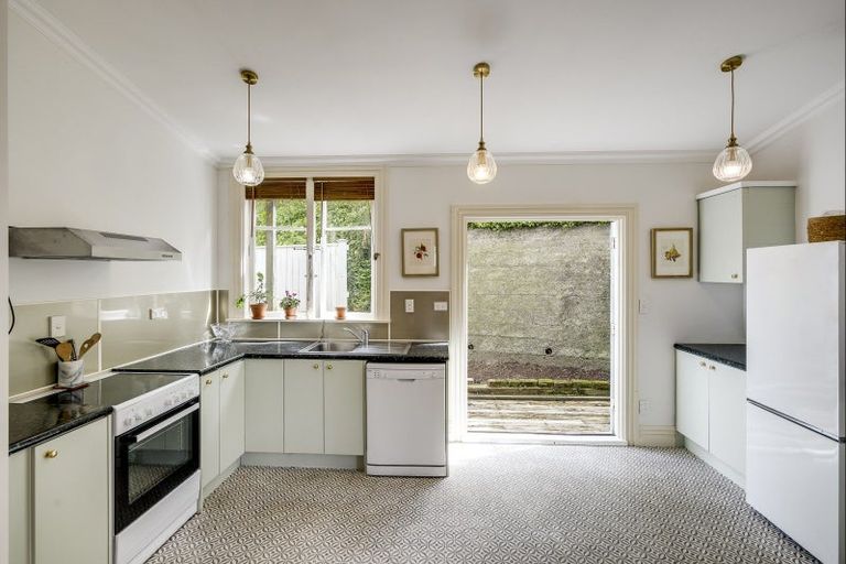 Photo of property in 2 Cameron Road, Bluff Hill, Napier, 4110