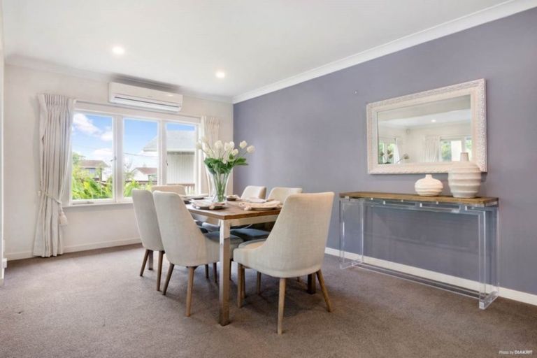 Photo of property in 1/206 East Coast Road, Forrest Hill, Auckland, 0620