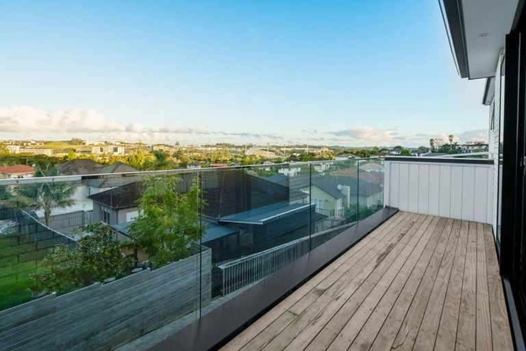 Photo of property in 15c Living Stream Road, Albany Heights, Auckland, 0632