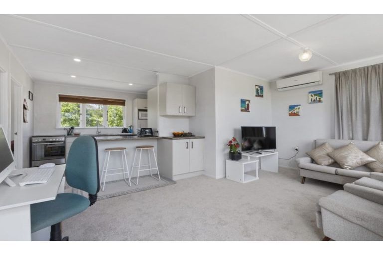 Photo of property in 1/412 East Coast Road, Sunnynook, Auckland, 0630