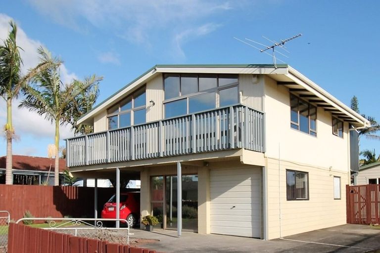 Photo of property in 28 Gibbons Road, Weymouth, Auckland, 2103
