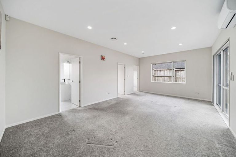 Photo of property in 24 Kilmacrennan Drive, Rosehill, Papakura, 2113