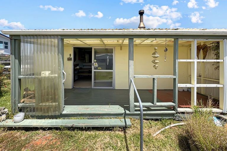 Photo of property in 33 Shortt Street, Foxton Beach, Foxton, 4815