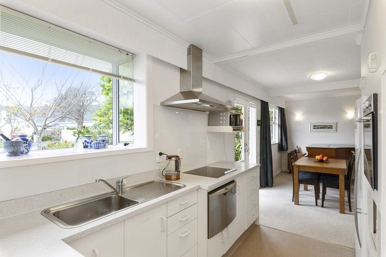 Photo of property in 9 Nimmo Avenue West, Waikanae, 5036