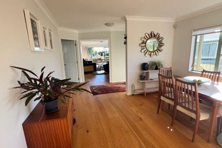 Photo of property in 9 Bradbury Road, Botany Downs, Auckland, 2010