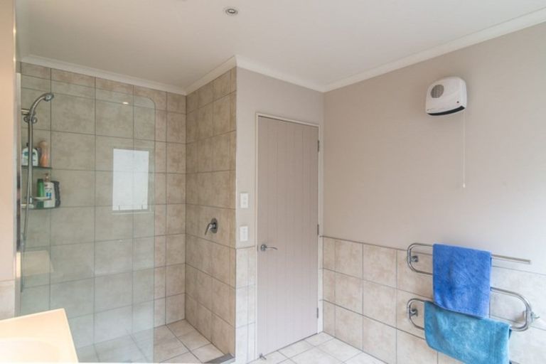 Photo of property in Te Kakariki Apartments, 1/1 Wellington Road, Paekakariki, 5034