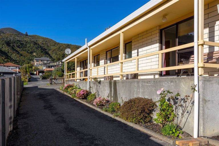 Photo of property in 35 Moana View Road, Waikawa, Picton, 7220