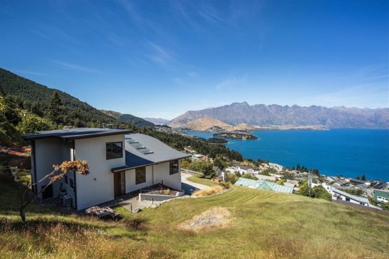 Photo of property in 9 Vanda Place, Fernhill, Queenstown, 9300