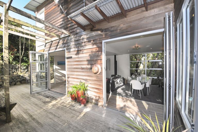 Photo of property in 20 Grand View Road, Leigh, 0985