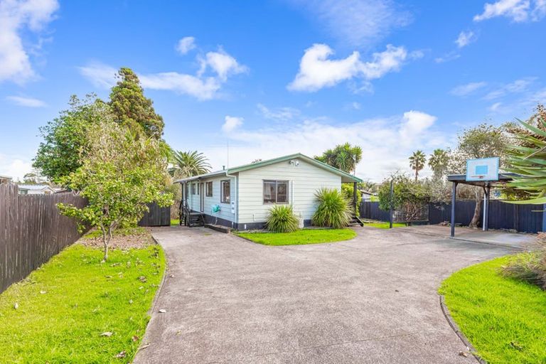 Photo of property in 2/91a Beach Road, Te Atatu Peninsula, Auckland, 0610
